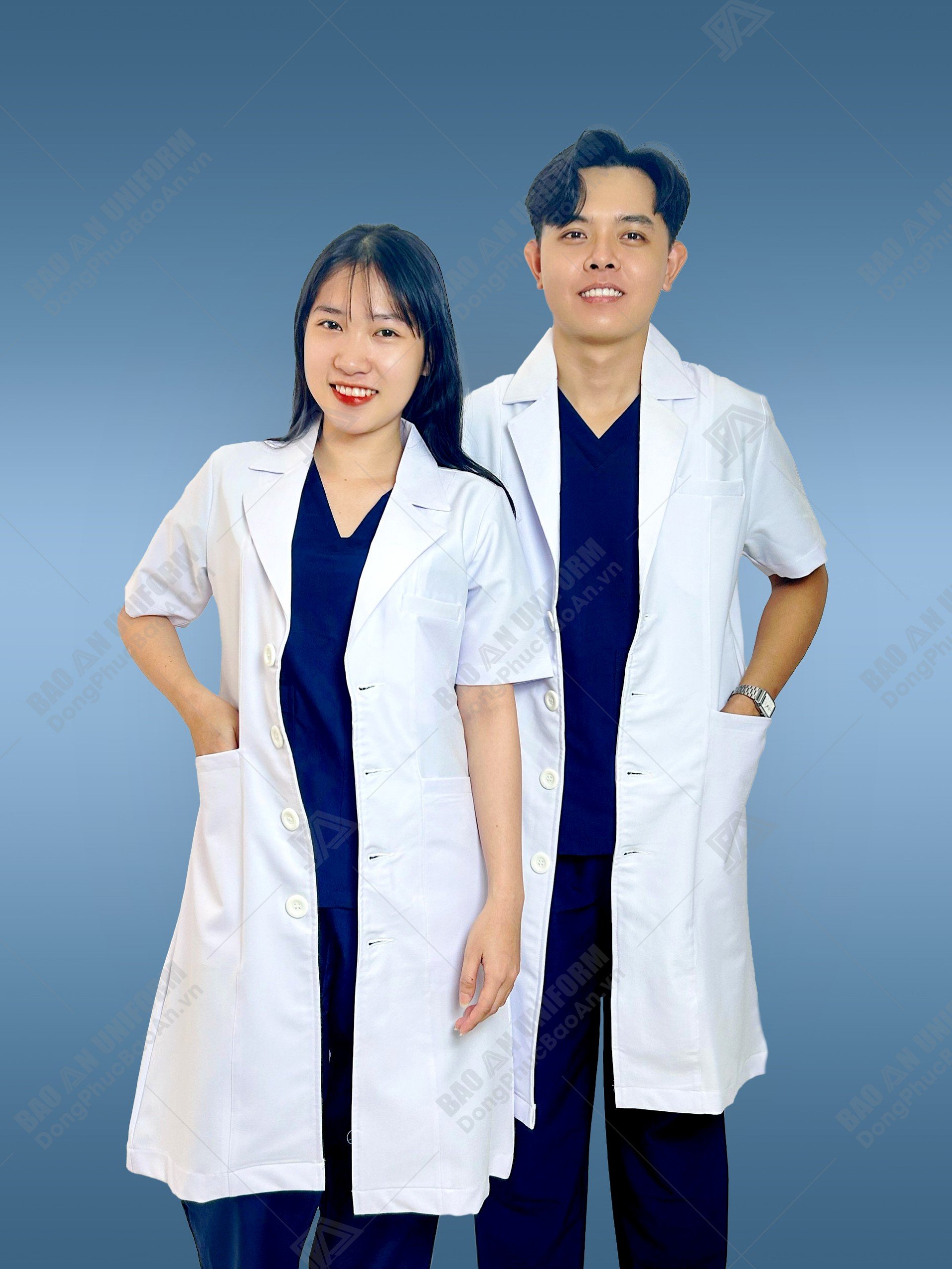 Áo blouse bác sĩ nam nữ tay ngắn thân dài vải cotton lạnh cho bác sĩ y khoa, bệnh viện