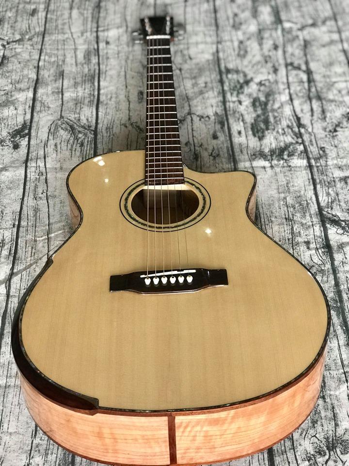 Đàn Guitar Custom Còng Cườm C-35SV SX tại Guitar Sao Việt