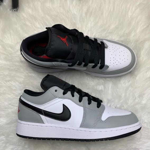 Giày Jordan xám chỉ đỏ vạch đen cổ thấp Giày JD1 low xám smoke grey đủ size nam nữ 2021