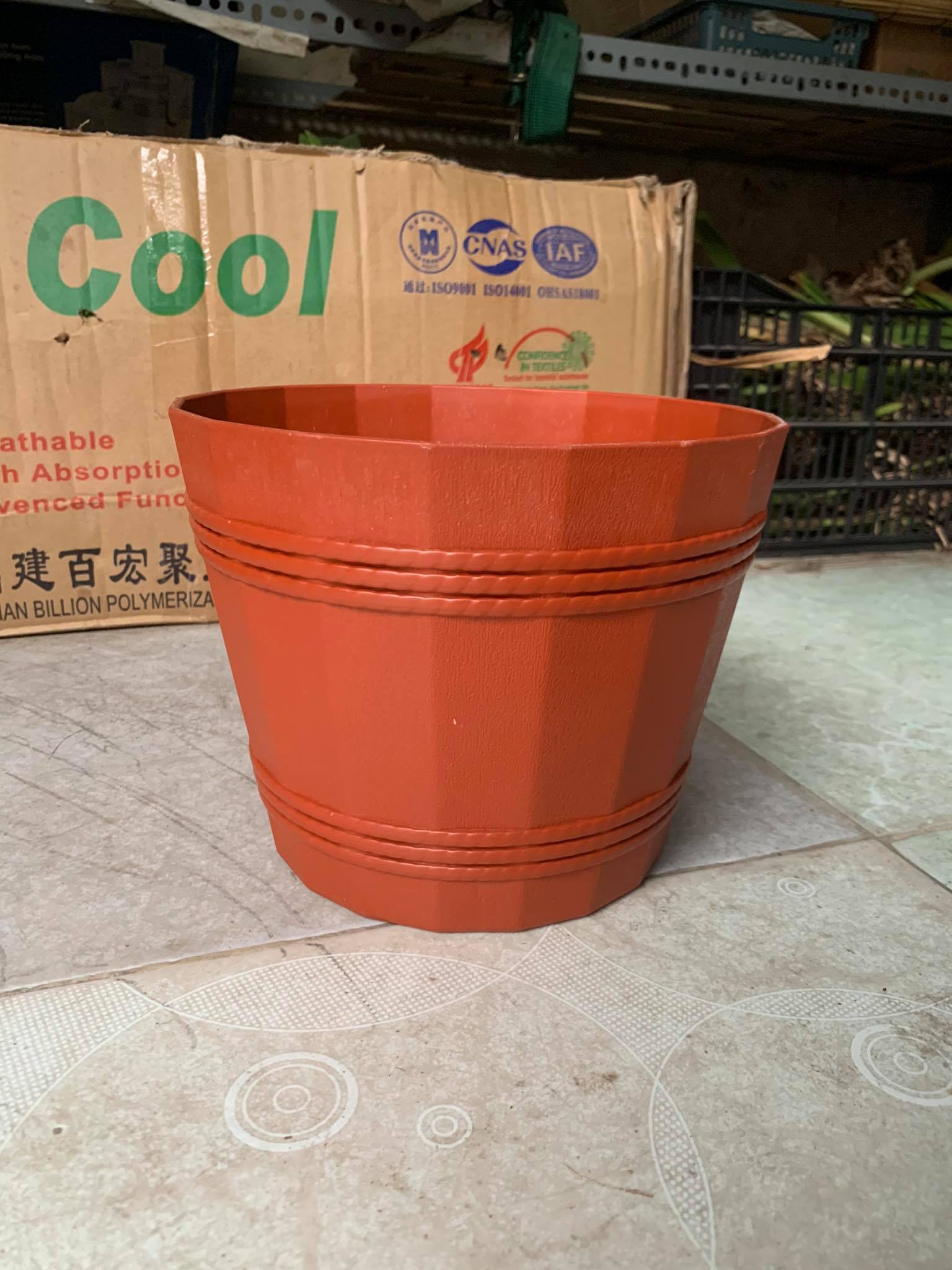 Chậu Nhựa Tròn Kiểu Dáng Thùng Gỗ Chậu Để Bàn màu nâu (22x22x17cm)