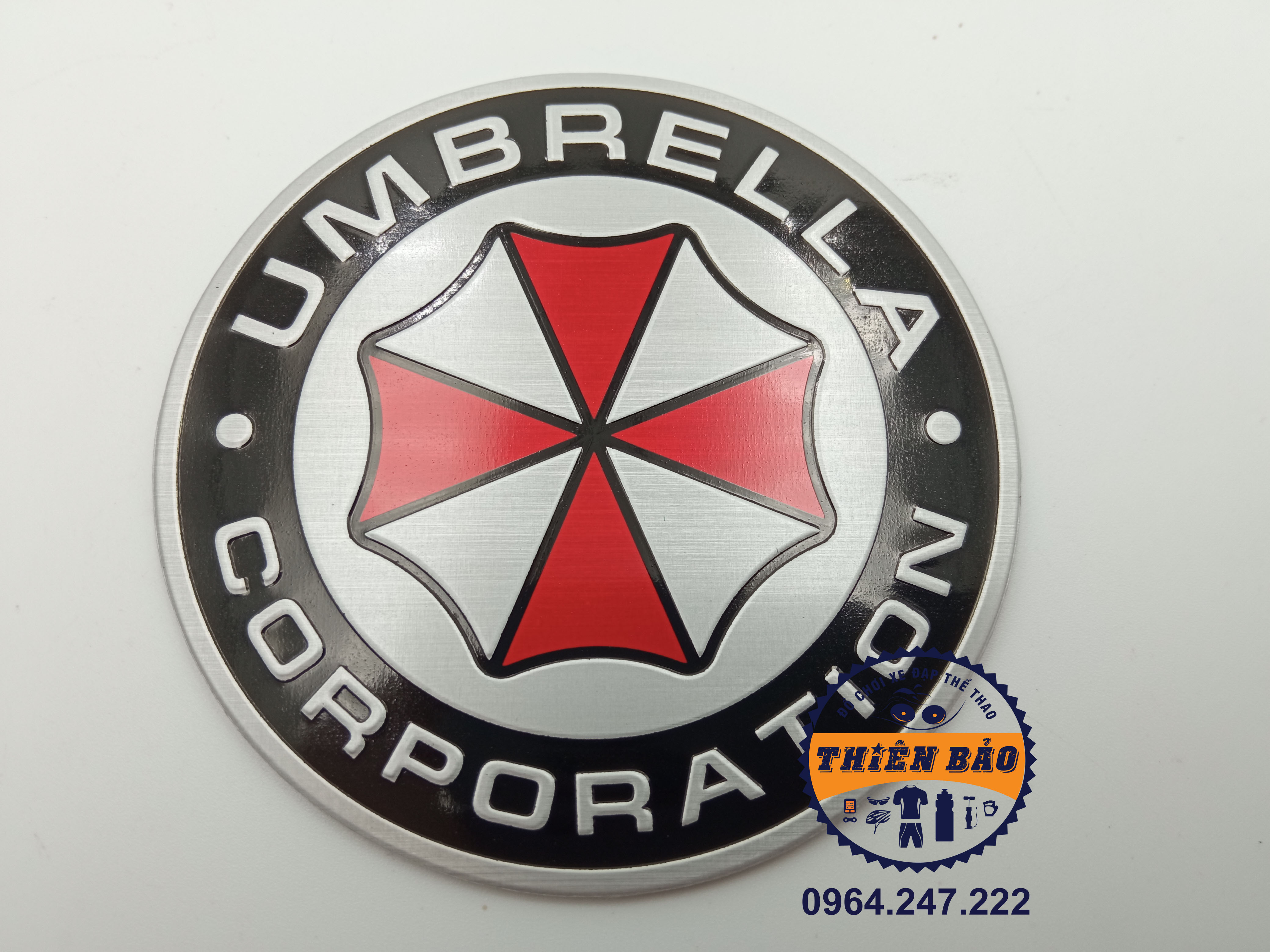 Decal nhôm dán xe, sticker dán xe máy, logo tròn umbrella không lem, tem nhôm dán xe 7.5 đỏ đen #158