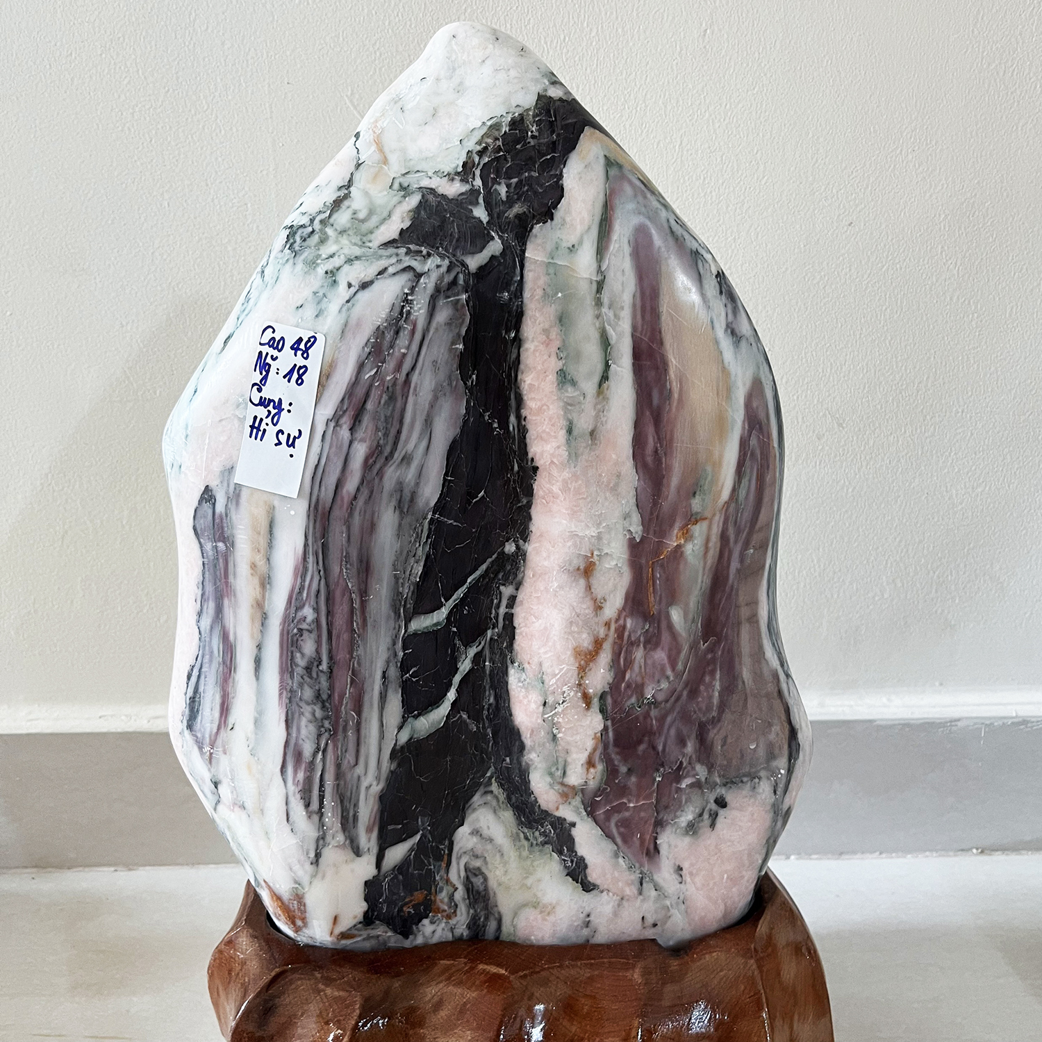 [HCM]Cây đá tự nhiên đa sắc vân đỏ cao 47cm nặng 18 kg ( Cung Hỉ Sự) chân đế gỗ rừng tự nhiên