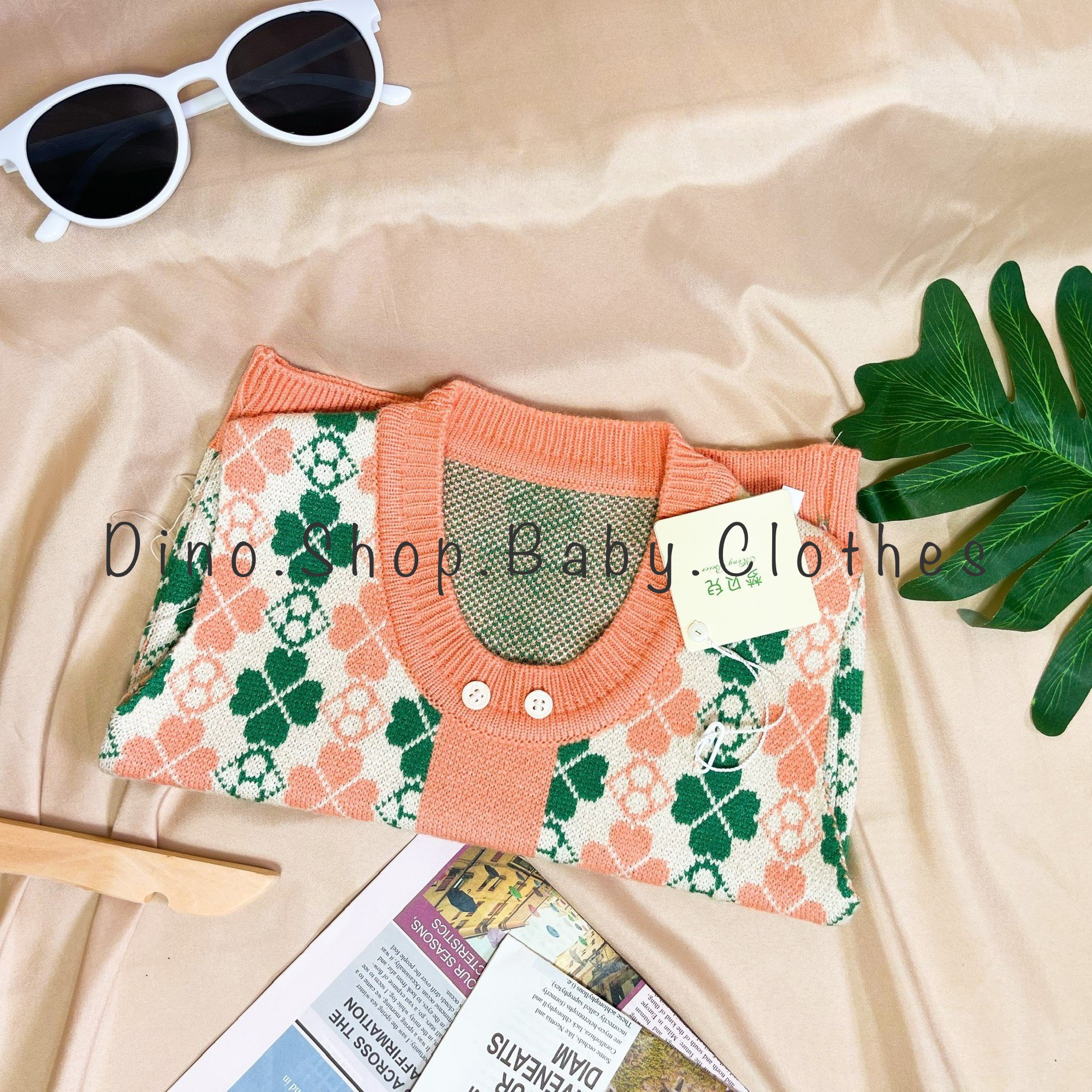 Áo gile len họa tiết hoa màu cam cho bé gái