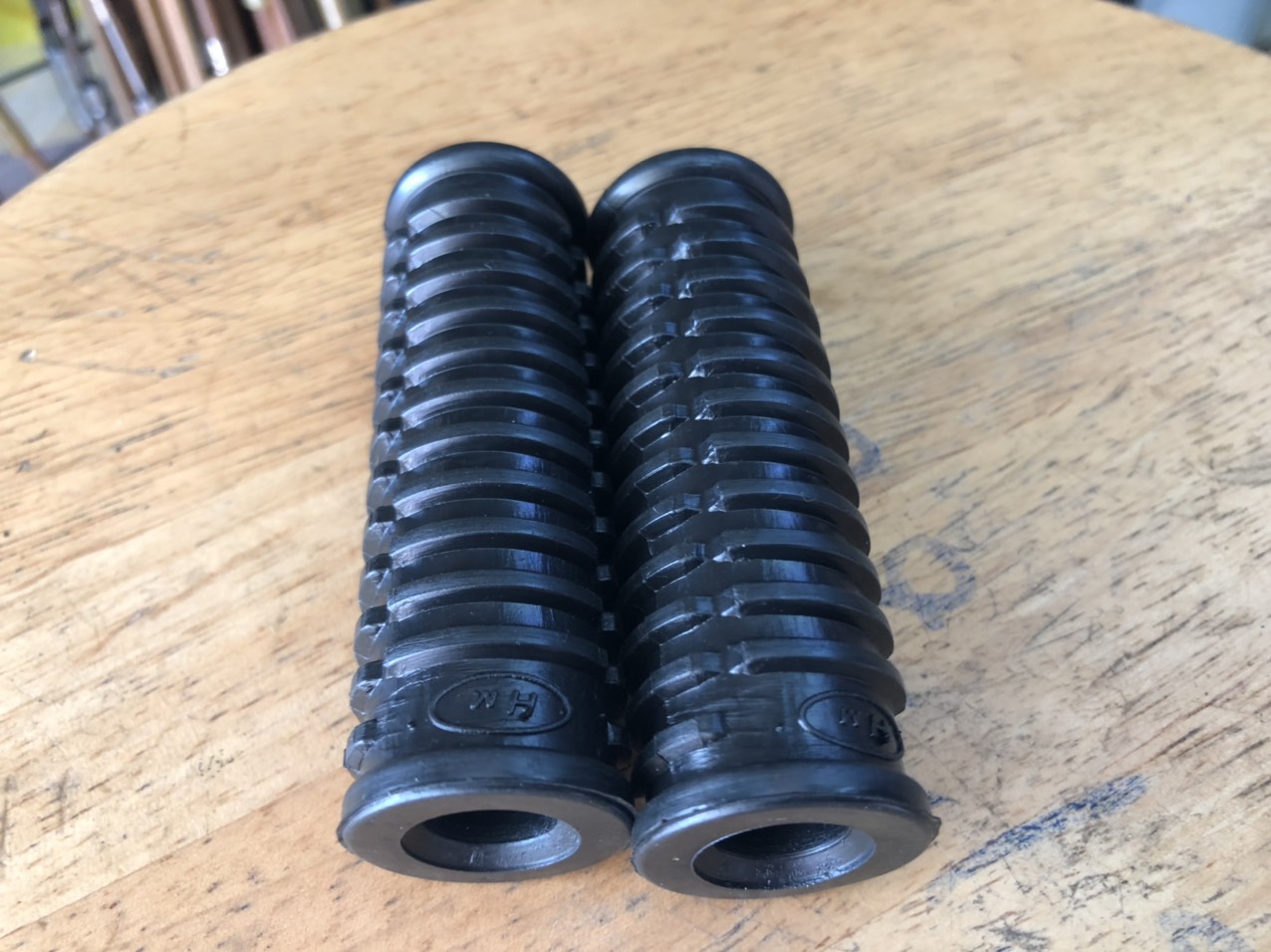 01 cặp (1 đôi) cao su HM gác chân sau cho xe honda 67 + cub