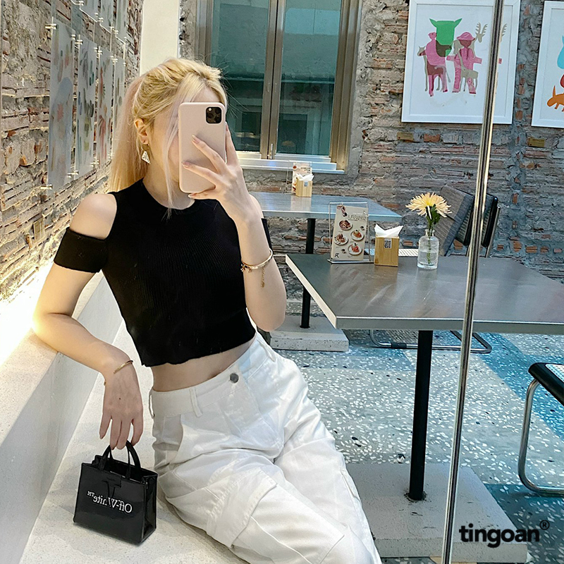 Áo len ngắn tay dáng lửng khoét vai đen tingoan be mine top/bl