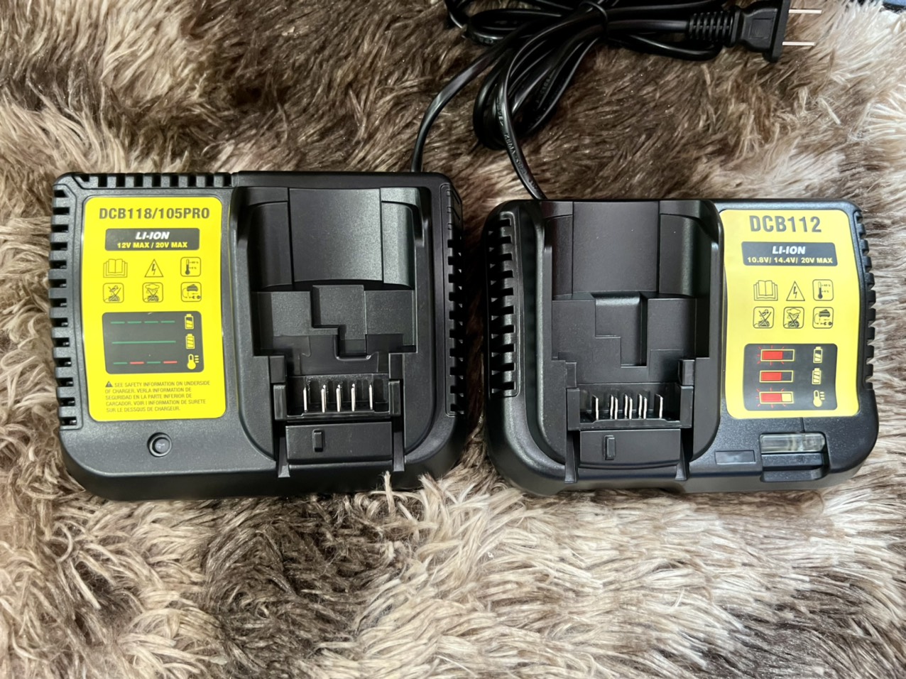 Sạc dewalt dcb118- 3a , điện 220v.