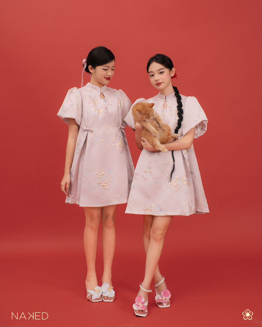 Váy gấm hoa ngắn dáng xoè cổ tàu tay bồng Naked by V - Hồng Điệp