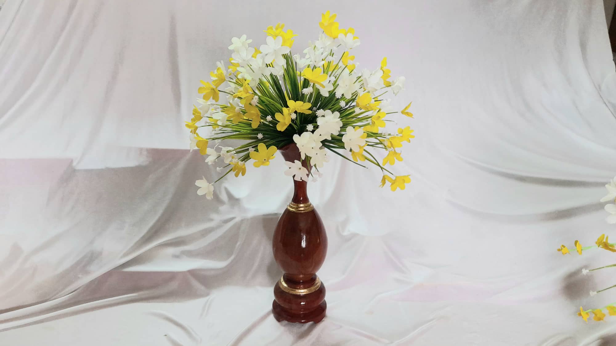 Bình hoa thủy tiên gỗ xa cừ