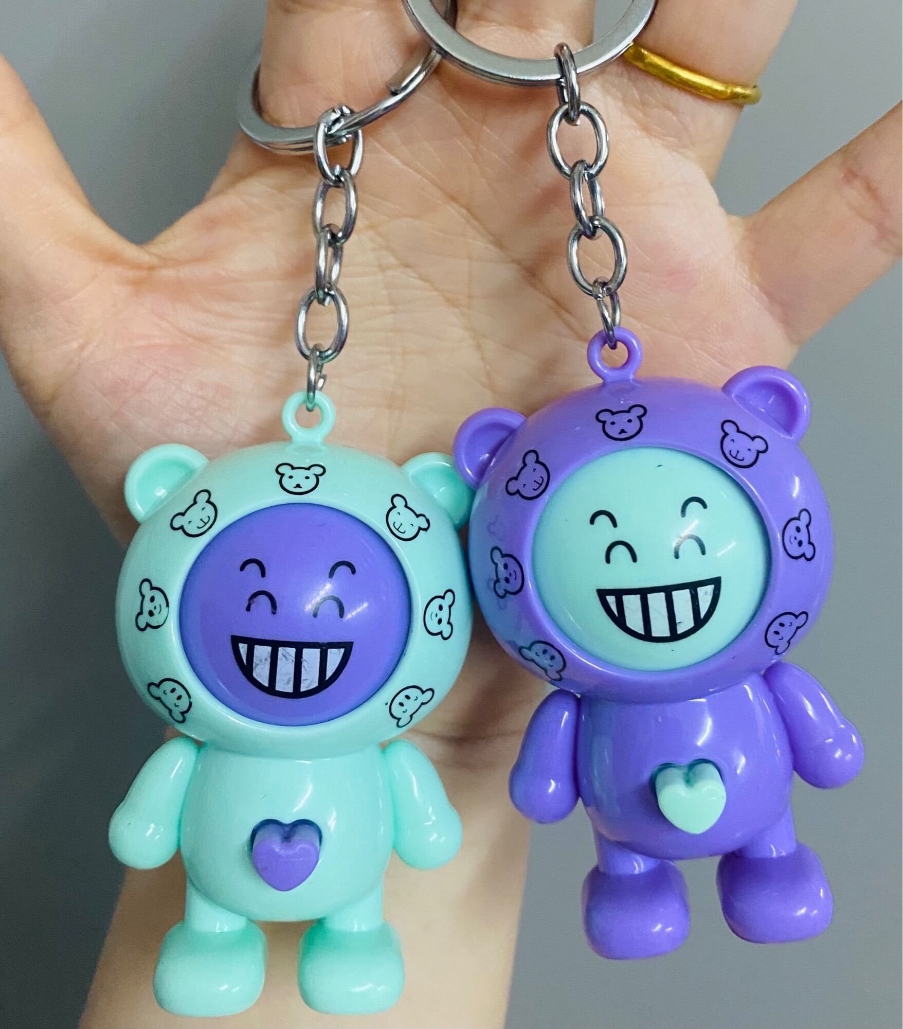 Móc khoá ấn nút xoay mặt thay đổi cảm xúc