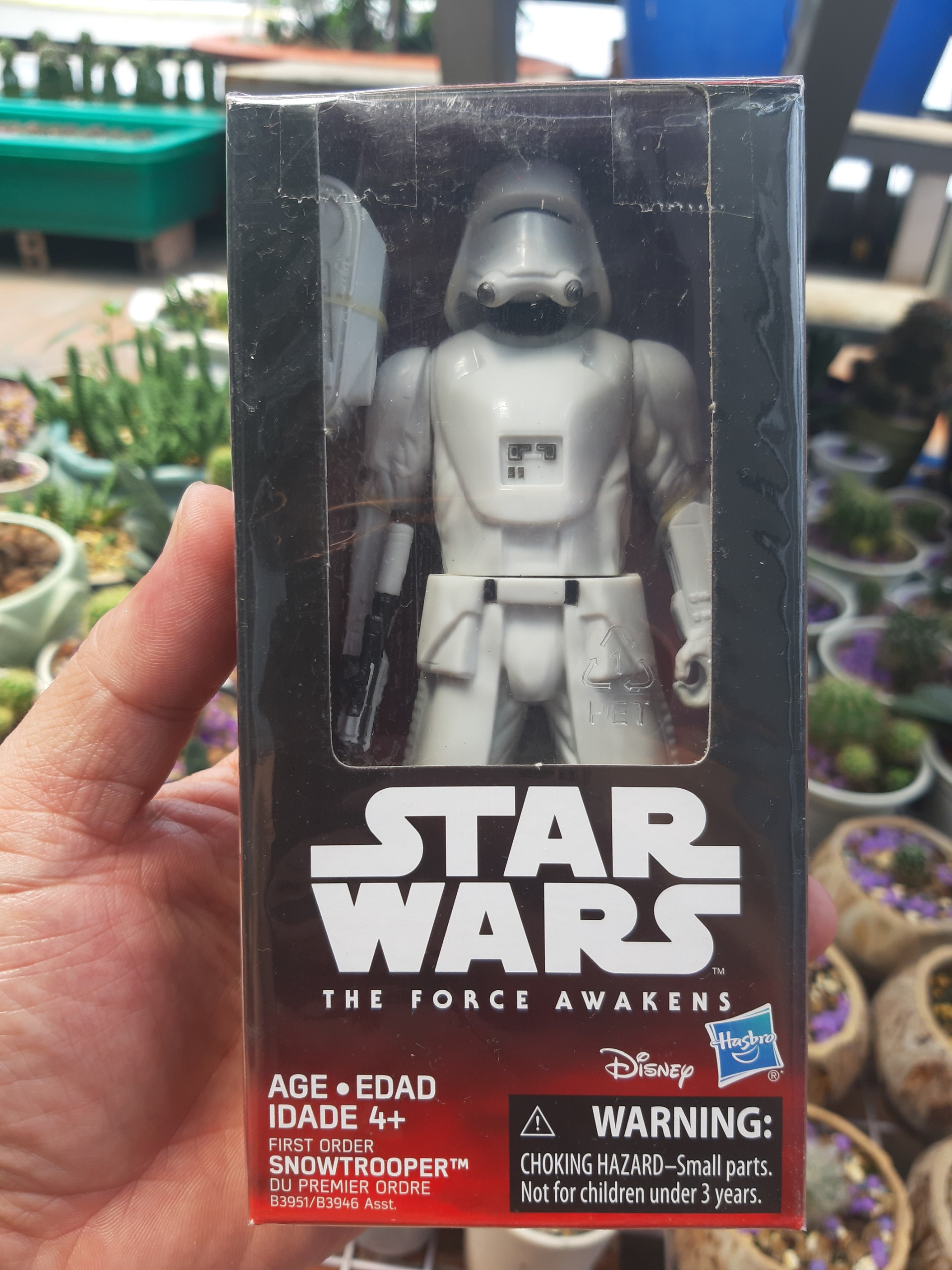 Mô hình nhân vật snowtrooper trong phim star wars của hãng hasbro có hộp như hình