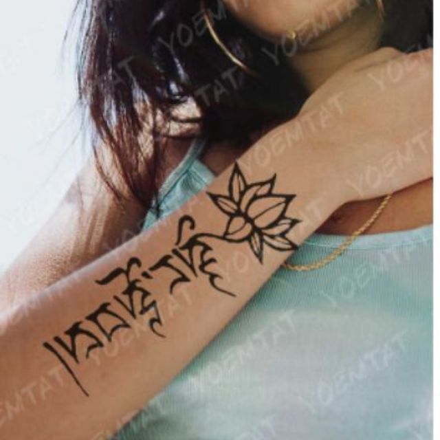 Hình dán tattoo hoa sen chữ Phạn: Khám phá vẻ đẹp thanh thoát của hoa sen và tự hào với kiệt tác nghệ thuật trên cơ thể bạn.