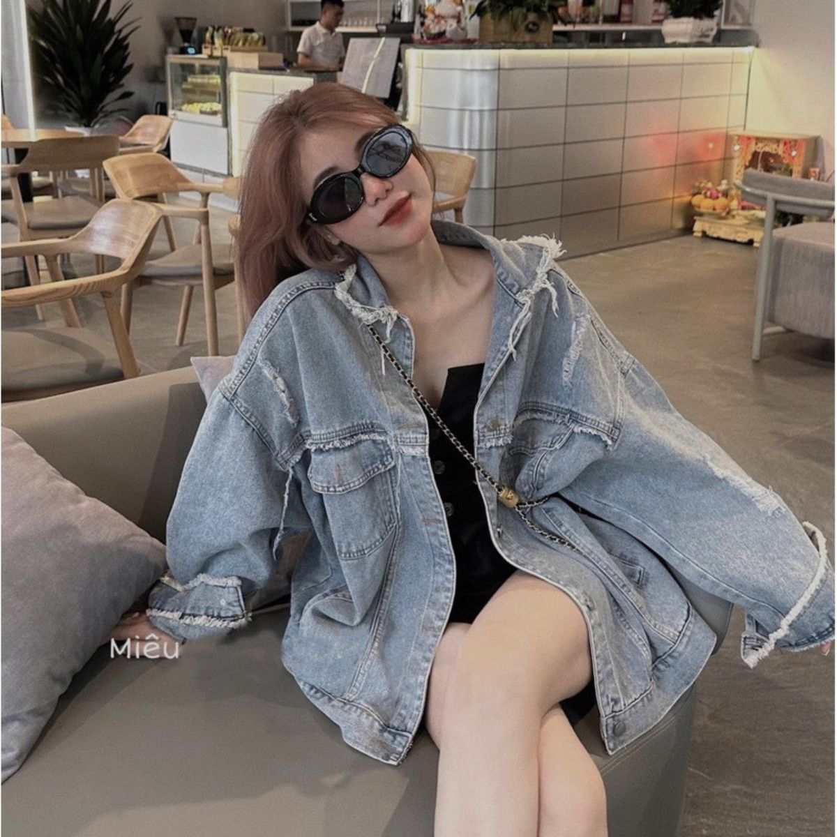 Áo khoác nữ jeans bò rách form rộng màu xanh , áo khoác bò form rộng chùm mông