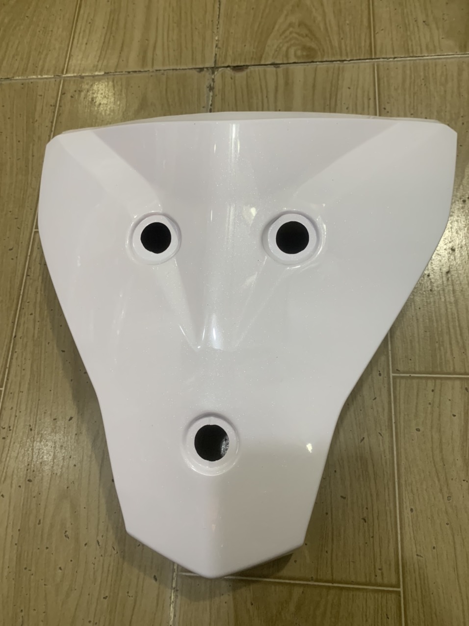 Mặt nạ 3 lổ xe wave anpha 110cc màu trắng