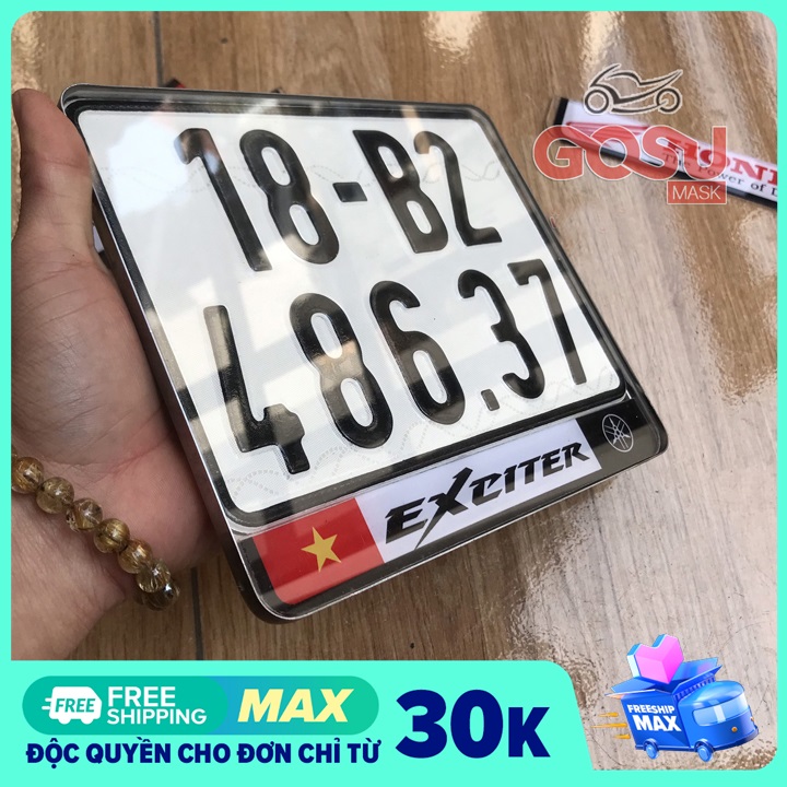 Khung biển xe máy có cờ xe Exciter- Inox gò mê ca chống nước