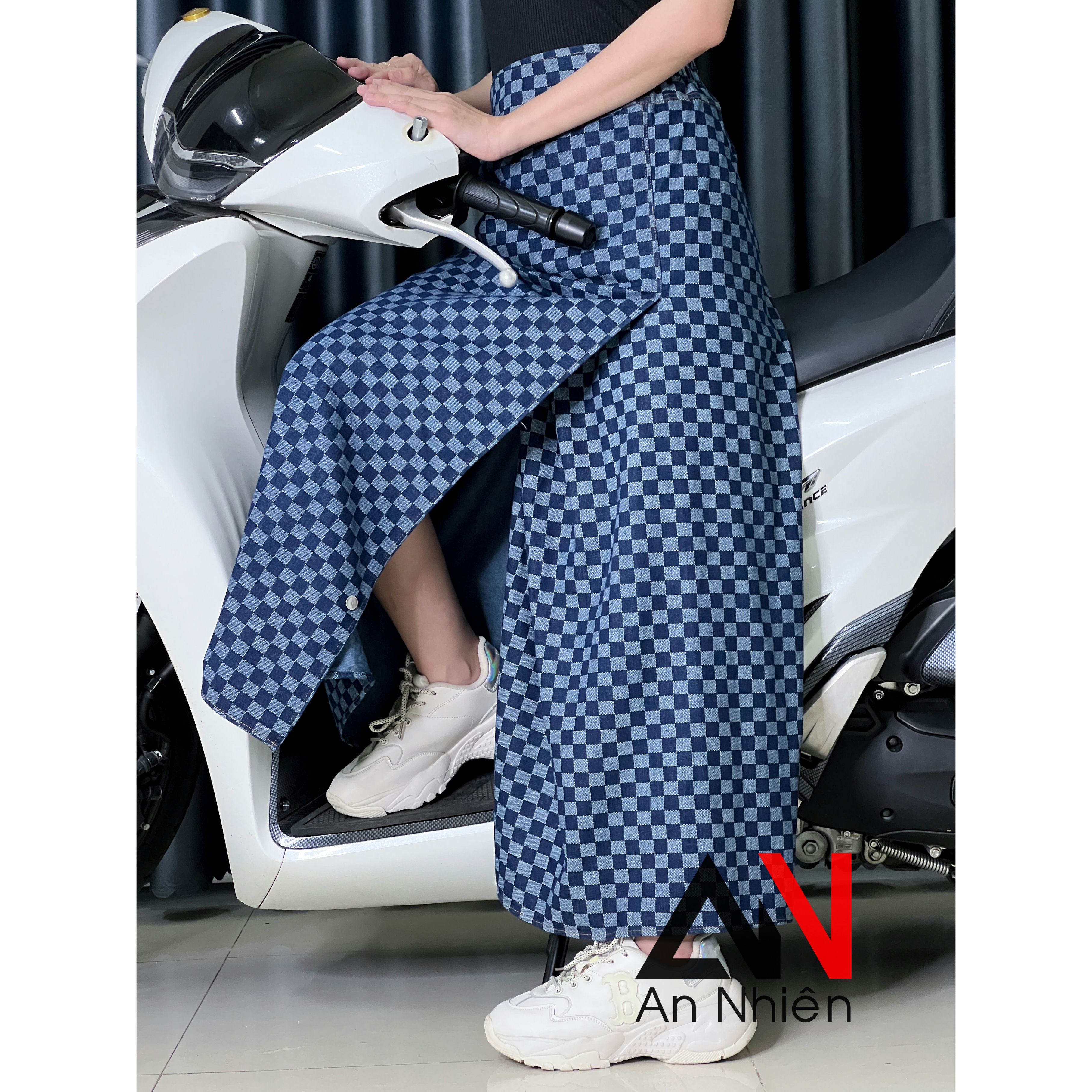 được chọn mẫu Váy chống nắng xẻ tà có nút bâm dưới tà váy chất vải jean