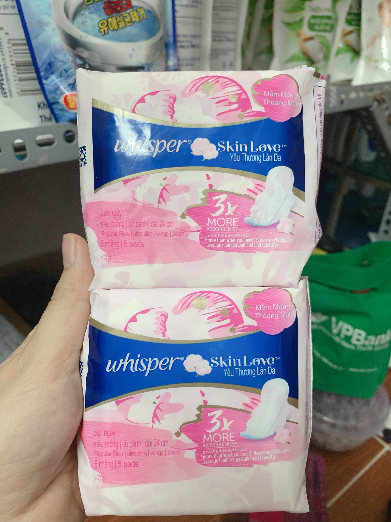 Băng vệ sinh whisper ban ngày có cánh