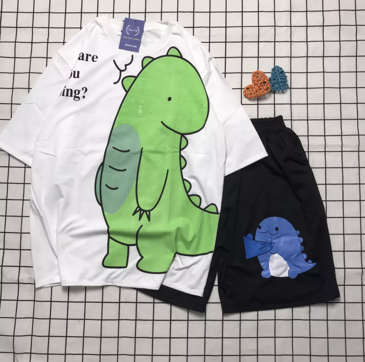 Đồ Bộ Hoạt Hình Khủng Long  ARE YOU DOING Đáng Yêu , Đồ Bộ 3D Cartoon, Vải Coton Thoáng Mát , Đồ Bộ Nam Nữ Mặc Nhà ,Áo Thun In Hình Khủng Long Cute, Quần Short Thun Forn Rộng Thể Thao TTSLB0053