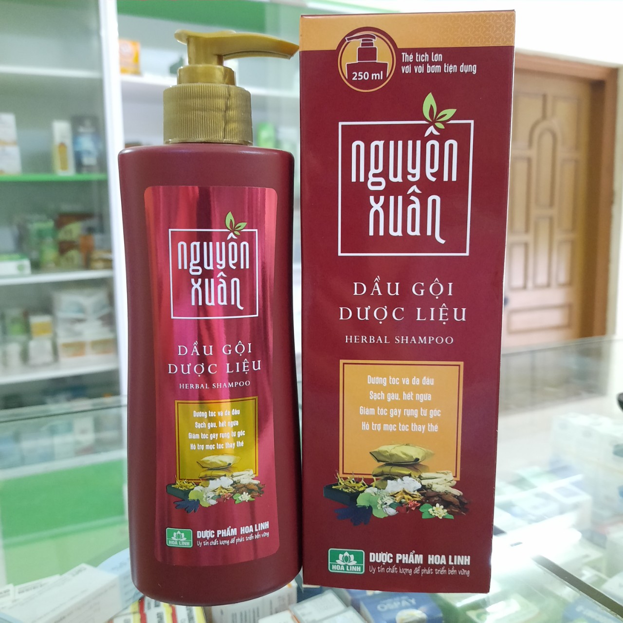 Giúp dưỡng tóc từ gốc, giảm gãy rụng, thúc đẩy quá trình mọc tóc, làm giảm các vấn đề về tóc như rụng tóc, tóc khô và xơ, da đầu ngứa, tóc nhiều gàu DẦU GỘI DƯỢC LIỆU NGUYÊN XUÂN chứa Cỏ mần trầu, hương nhu- Chai 250mL