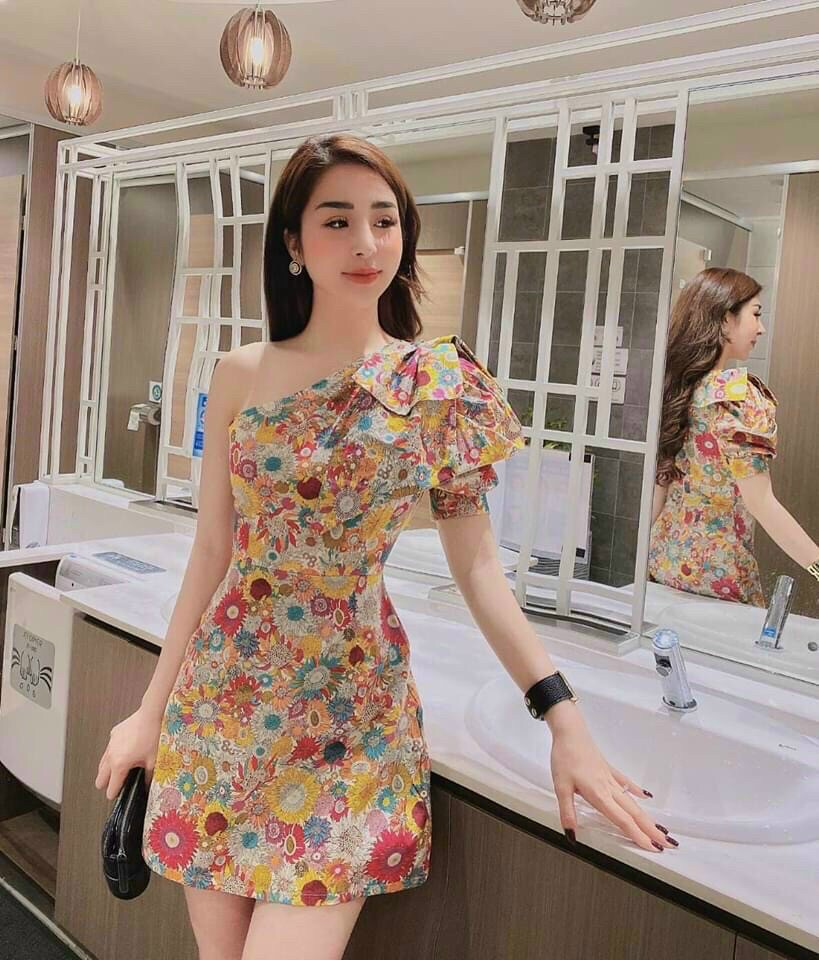 Đầm lệch vai đính nơ in họa tiết