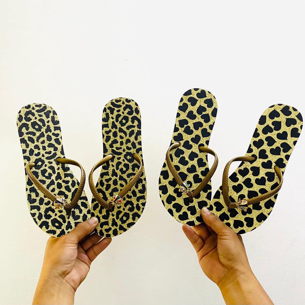 Dép lào/dép kẹp xốp ép kèm charm chất liệu cao su dẻo mẫu da beo havaianas