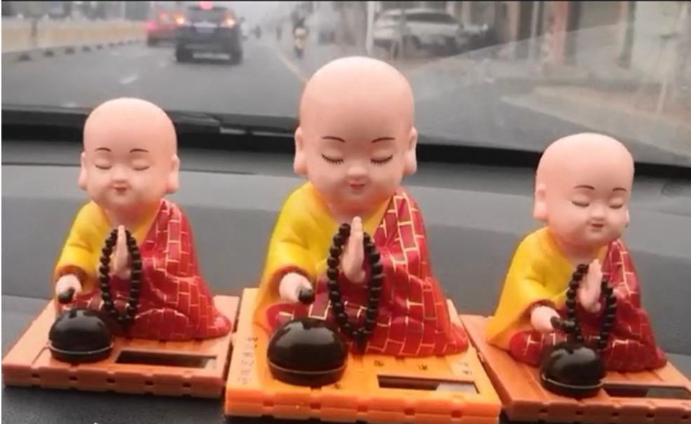 Tượng Thầy Chùa Gõ Mỏ Tụng Kinh ,Phật Di lạc trí xe hơi, phong thủy, bàn làm việc năng lượng mặt trời Chú tiểu