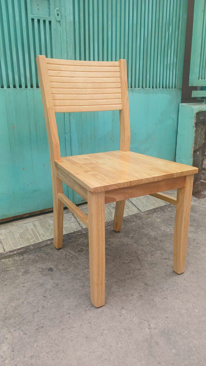 Rubber Wood Chair, 84 cm High, 43 cm Wide, the Seat Surface Is Made of Sturdy, Durable Rubber Wood, Shiny. Commonly Used by Students and for Sitting and Eating in the Family.