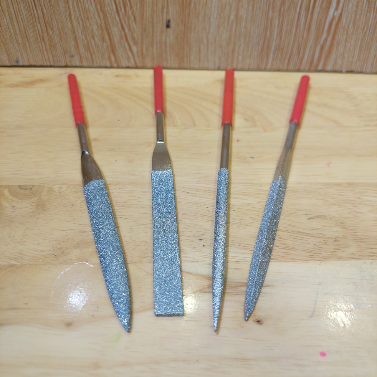 Bộ 4 cây dũa hợp kim tròn, dẹp, tam giác, bán nguyệt (mo), Kích thước dũa 5mmx180mm, Chất liệu: hợp kim kim loại, cán bọc nhựa, Sử dụng được trên các loại vật liệu: thủy tinh, đá, gốm sứ, kim loại: nhôm, thép không gỉ - Nam