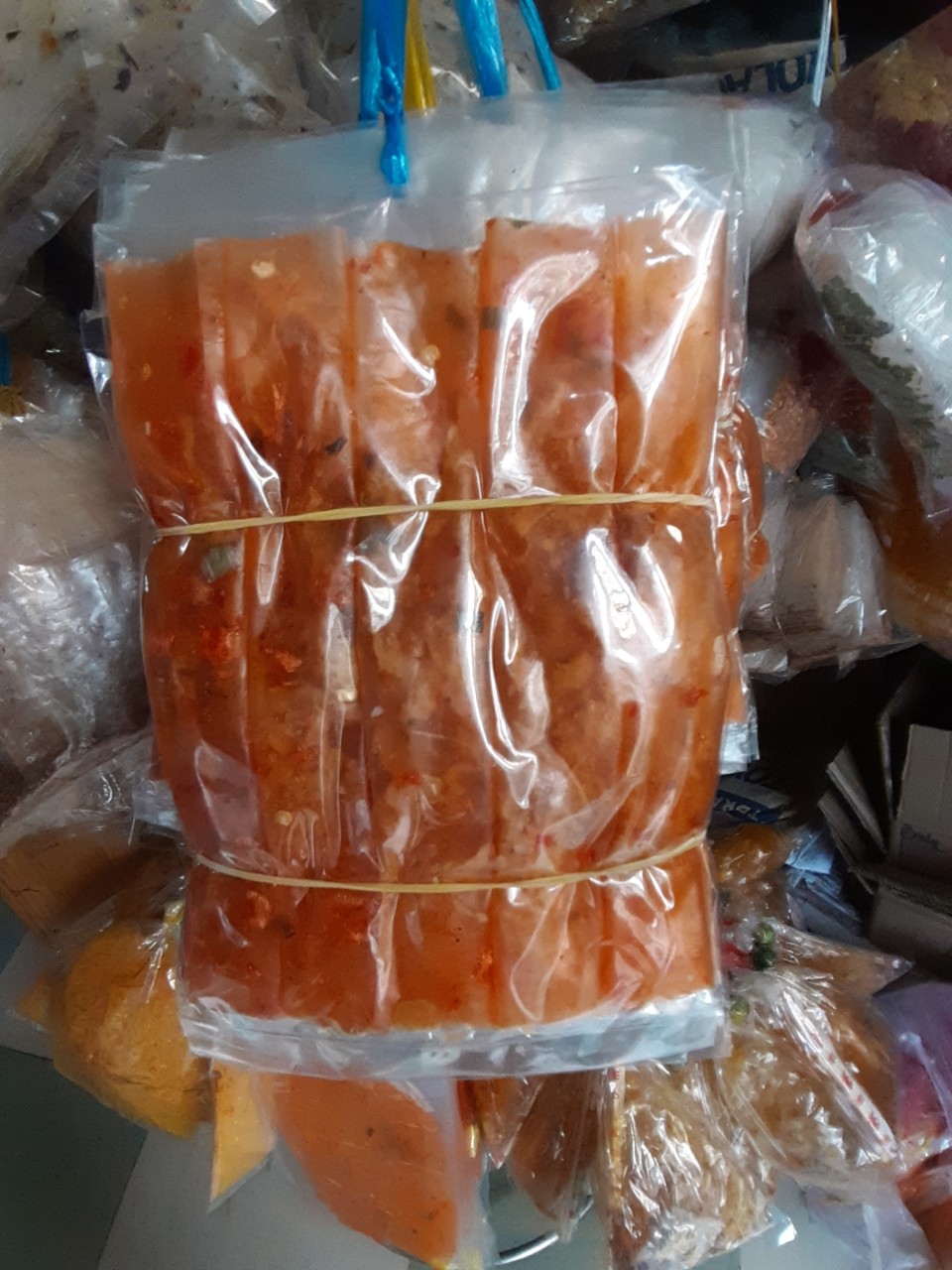 Bánh tráng dẻo tôm cuộn hành phi.