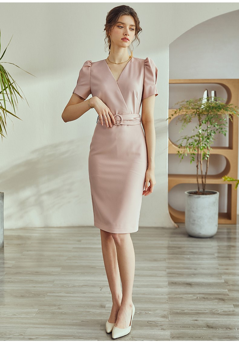 Đầm hồng nhạt cổ tim đấp chéo tay phồng ngắn kèm dây đai