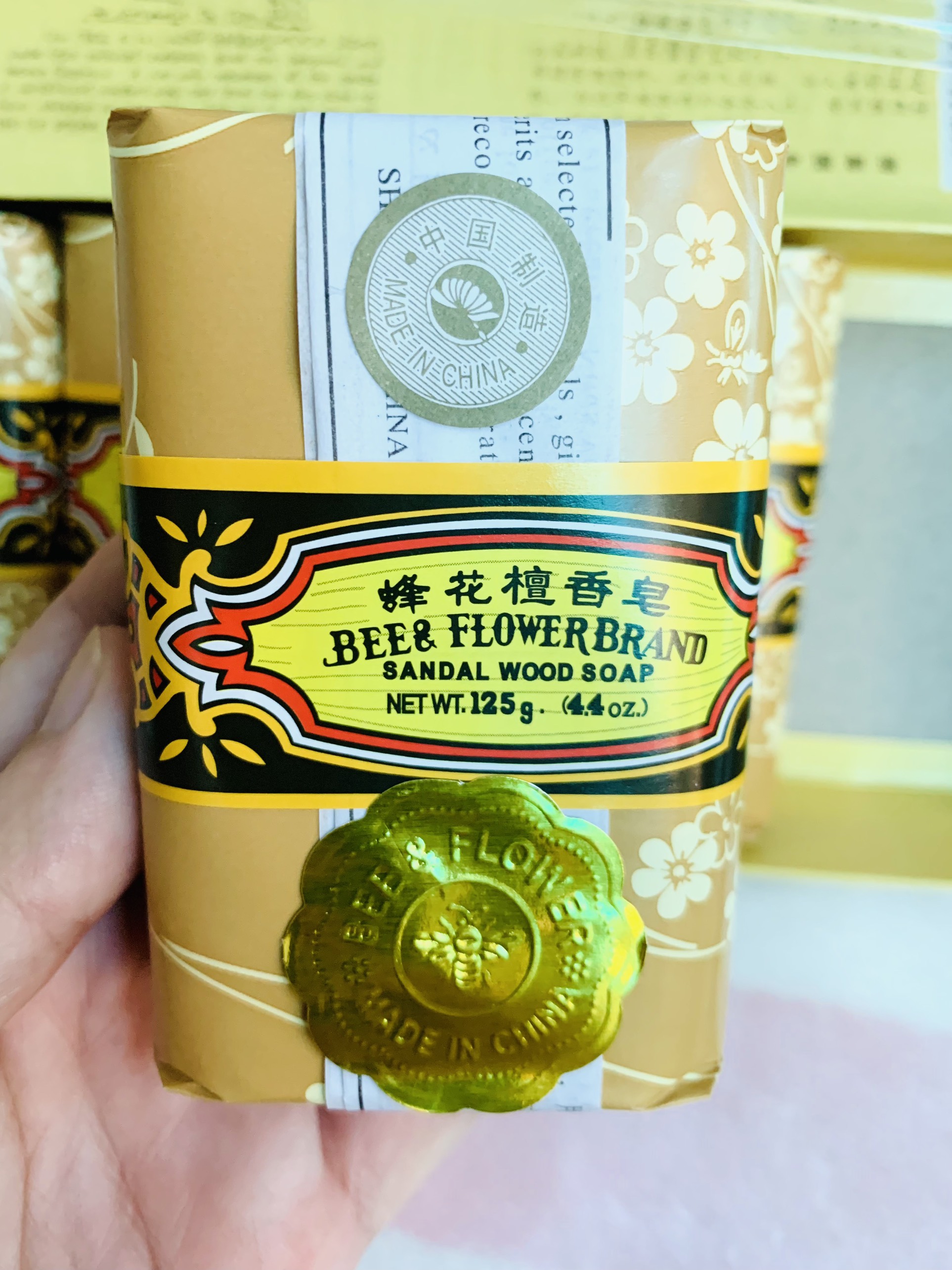 Lốc 4 cục xà bông trầm bee & flower brand sandal wood soap 125g/cục