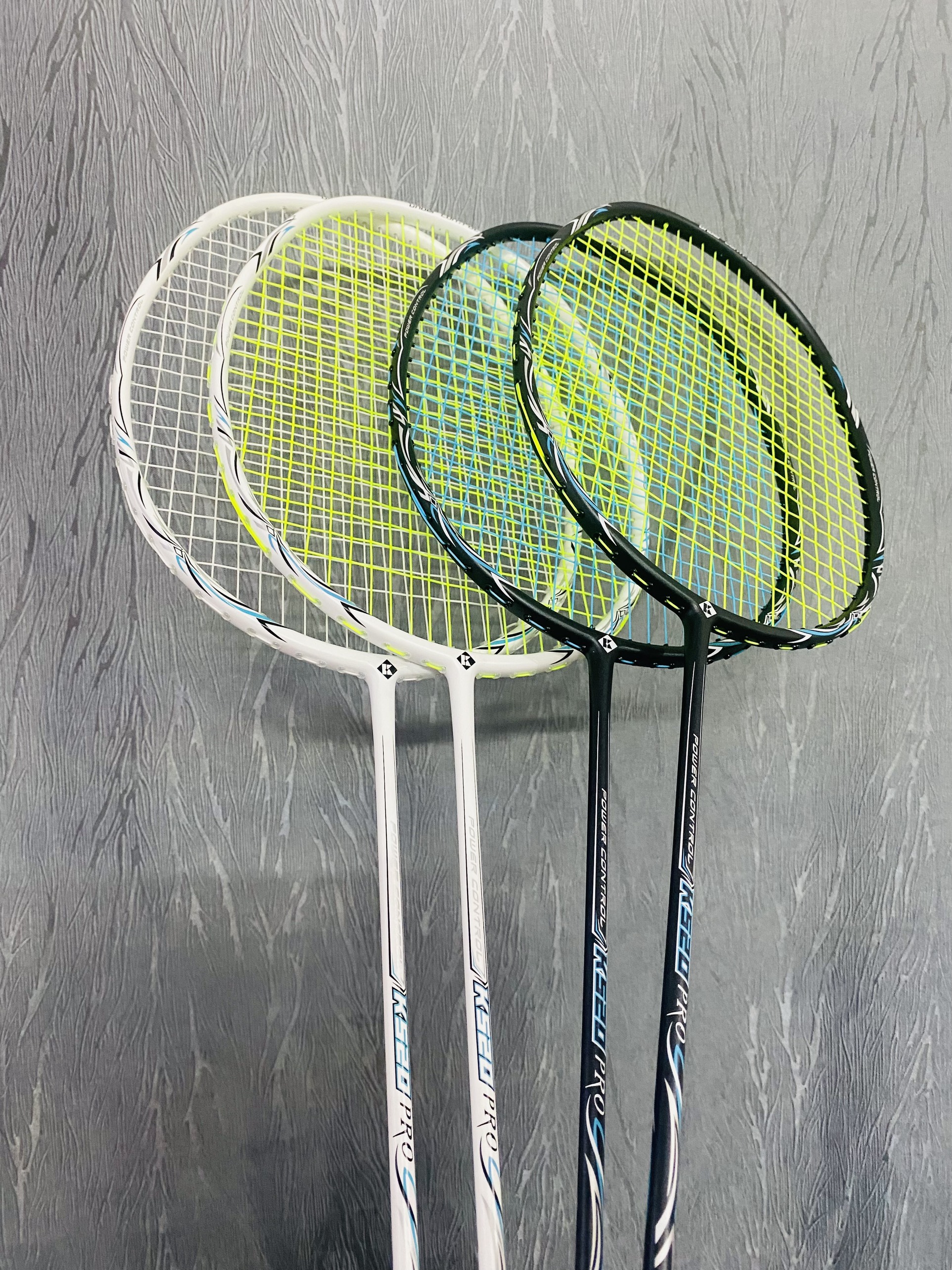 Combo 2 cây Vợt cầu lông Kumpoo Power Control K520 pro loại giá rẻ của Kumpoo full Carbon max 13kg lên cước sẵn 11kg ,bảo hành 3 tháng + cuốn cán + túi nhung.