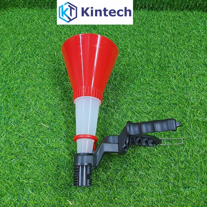 Phiễu rót dầu động cơ ô tô tự đứng không cần giữ khi đổ Kintech