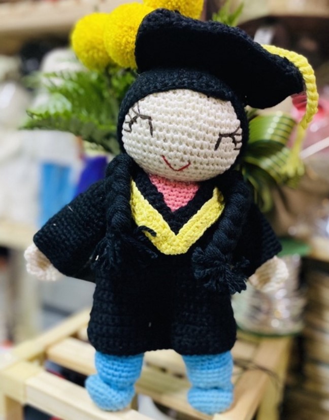 Búp bê len handmade bé gái tốt nghiệp xinh xắn
