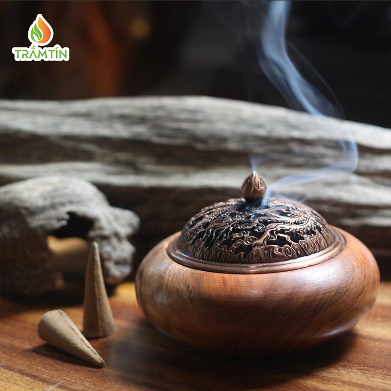 Lư xông trầm ( lò xông) làm từ gỗ hương, có nắp đậy họa tiết rồng tinh xảo, dùng để đốt trầm nụ (nhang nón), trầm khoanh