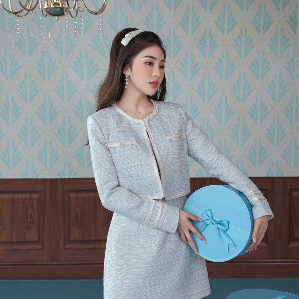 Iris dress & iris coat - áo khoác dài tay dáng crop viền ren dạ tweed với váy liền ngắn 2 dây nơ quanh eo màu xanh, trắng