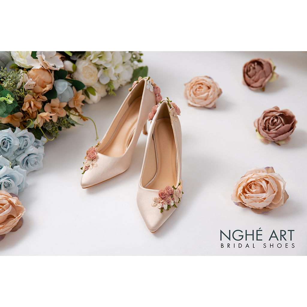 Gi&agrave;y cưới Ngh&eacute; Art lụa satin m&agrave;u nude đ&iacute;nh d&atilde;y hoa 355