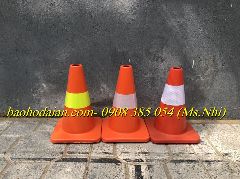 Cọc tiêu phân làn giao thông mini hình chóp GT30- Hình thật