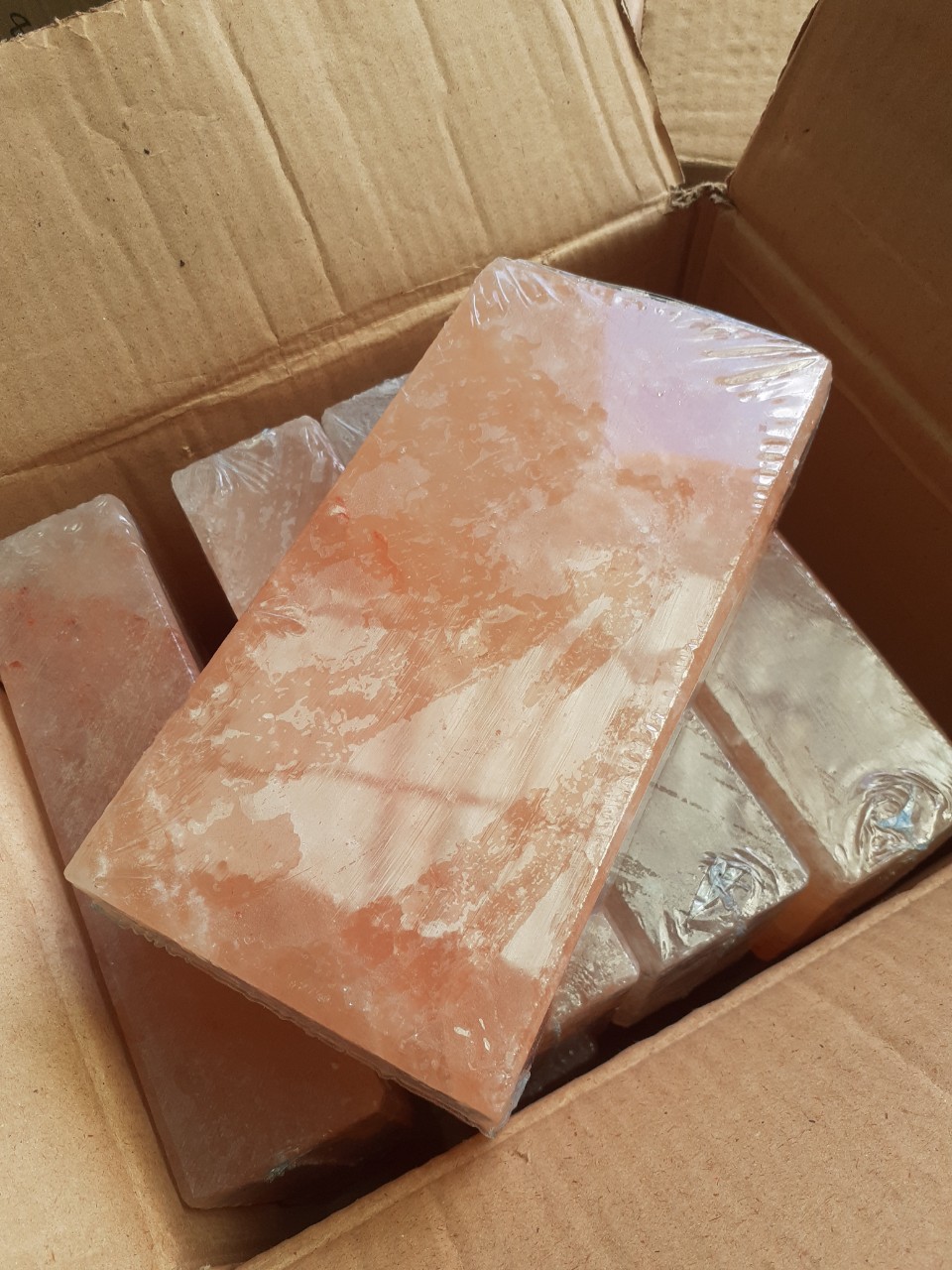 1 viên đá muối himalya, kích thước 20*10*5cm, khối lượng 2,3kg, dùng để nướng thức ăn, làm tranh đá muối hoặc xây phòng xông hơi đá muối himalya