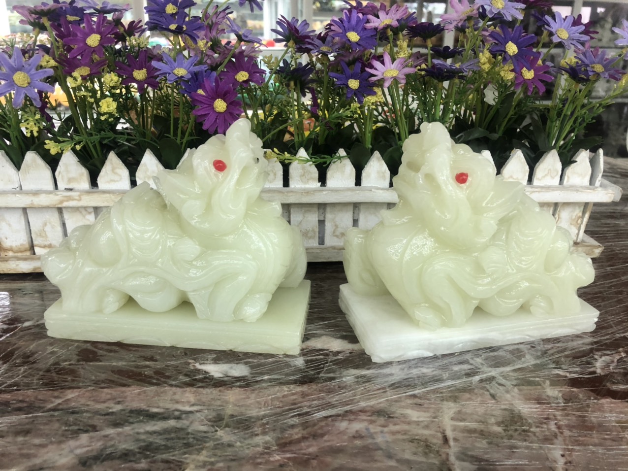 Cặp Tỳ Hưu phong thủy với đôi mắt đỏ đá ngọc Onyx có đế - Dài 15 cm