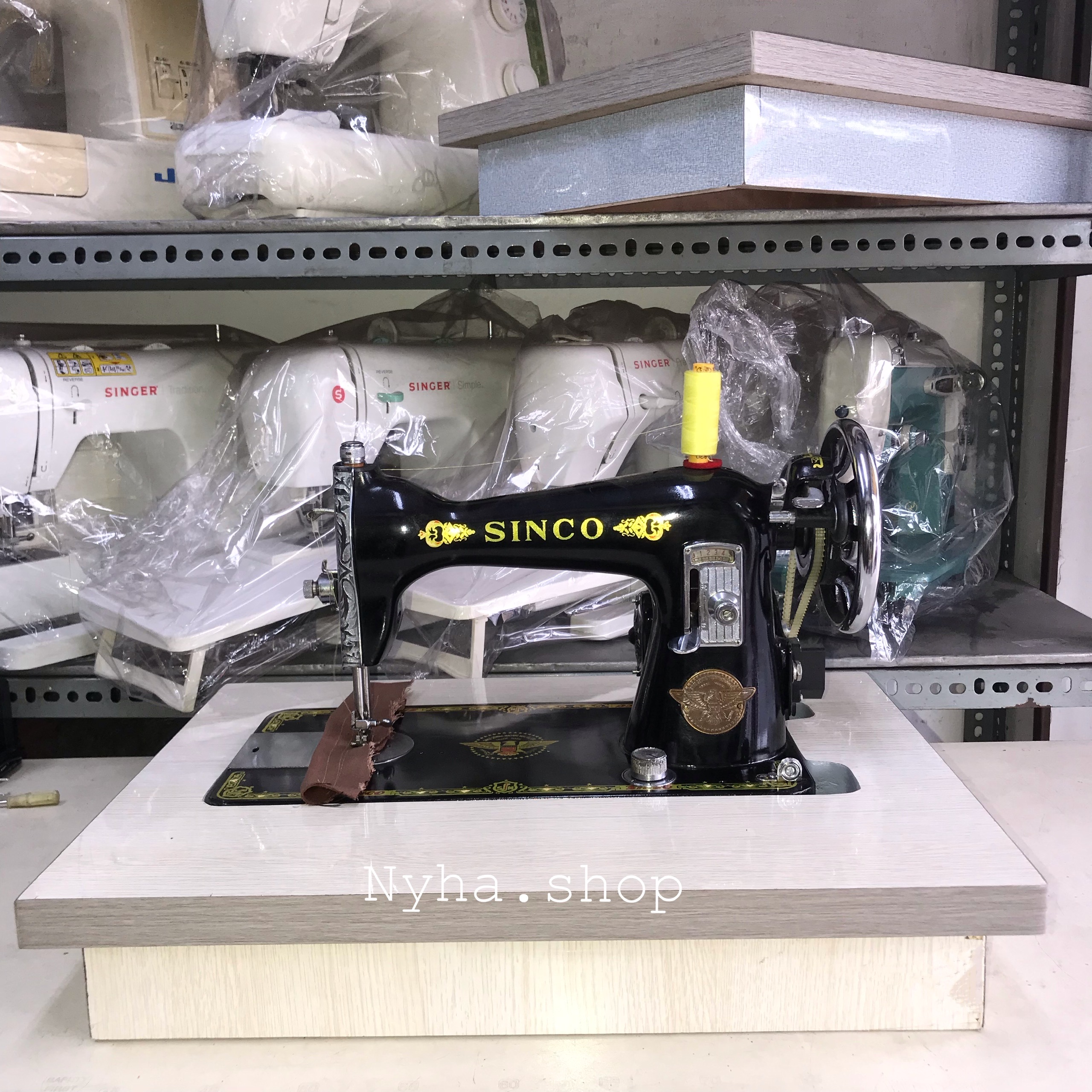 Đế gỗ máy may con bướm có ốc bản lề