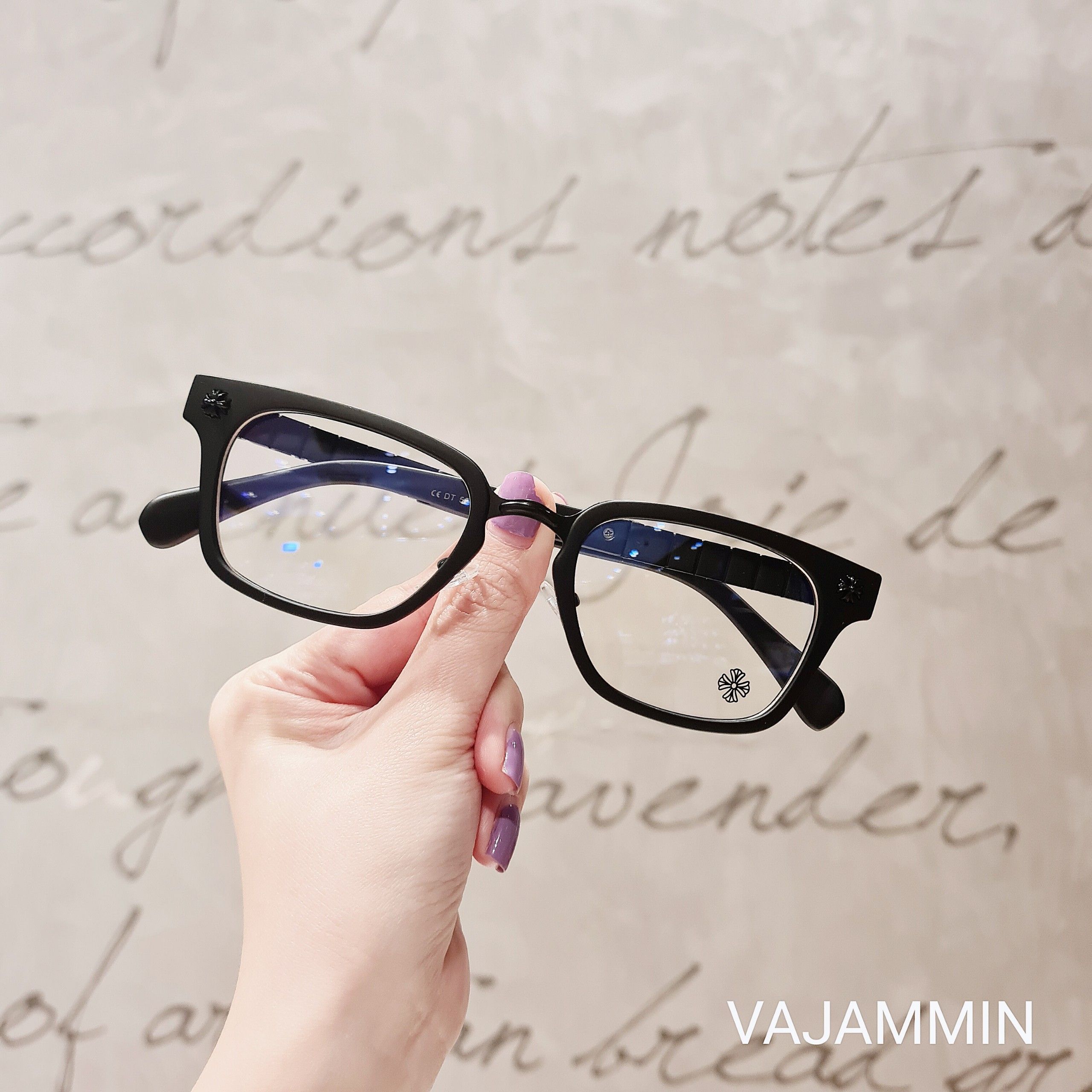 Gọng kính kim loại nam nữ mắt vuôn Lilyeyewear VAJAMMIN, nhẹ nhàng thanh mảnh, giúp người đeo thoải mái, phù hợp với nhiều khuôn mặt , gọng kính có nhiều màu, một size