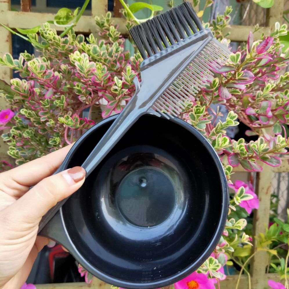 bát và lược nhuộm tóc