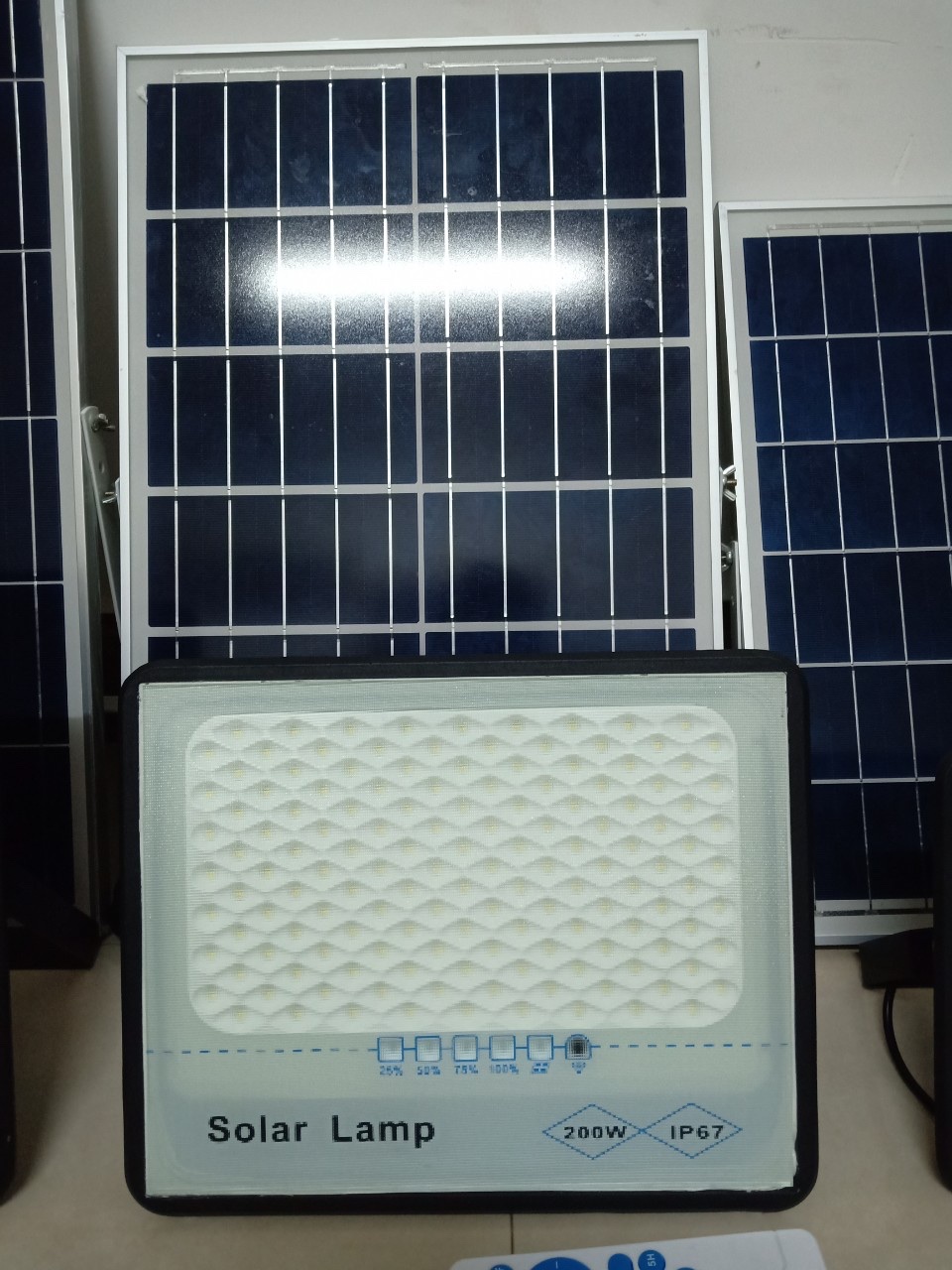 Đèn Led Pha Năng Lượng Mặt Trời 200W Solar Lamp- Tấm pin mặt trời Polycrystalline với hiệu suất sạc cao Tiêu chuẩn chống nước và chống bụi IP67