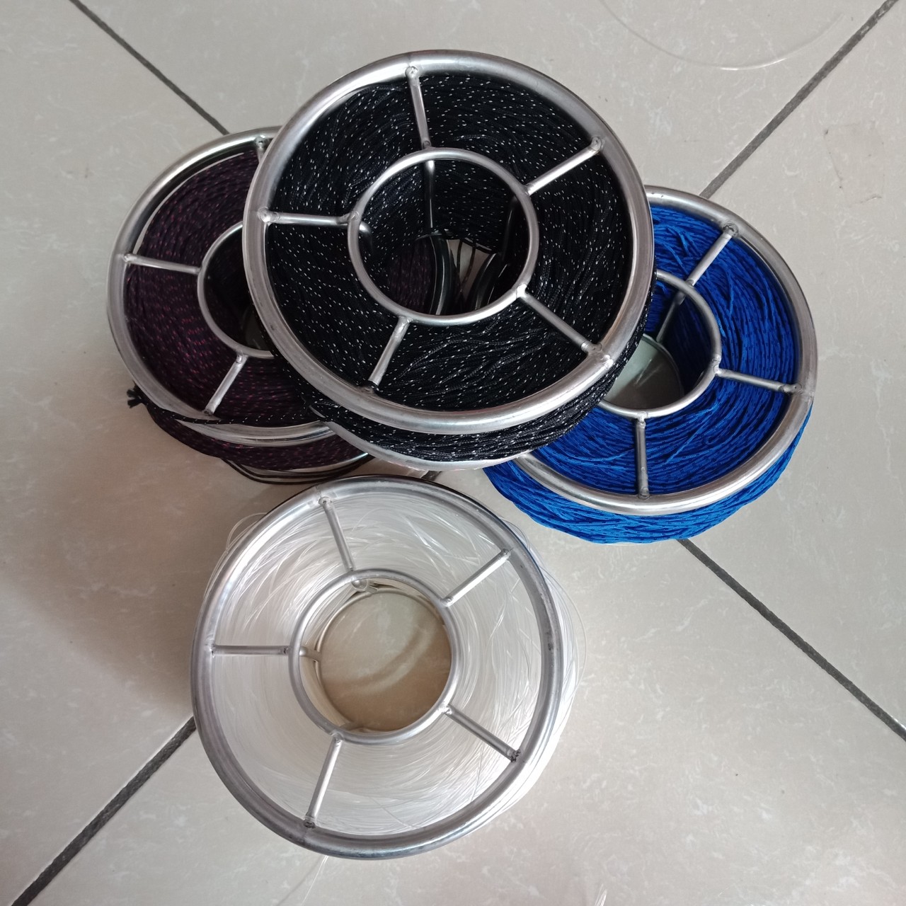 Combo guồng và dây thả diều đủ size (dù màu ngẫu nhiên)
