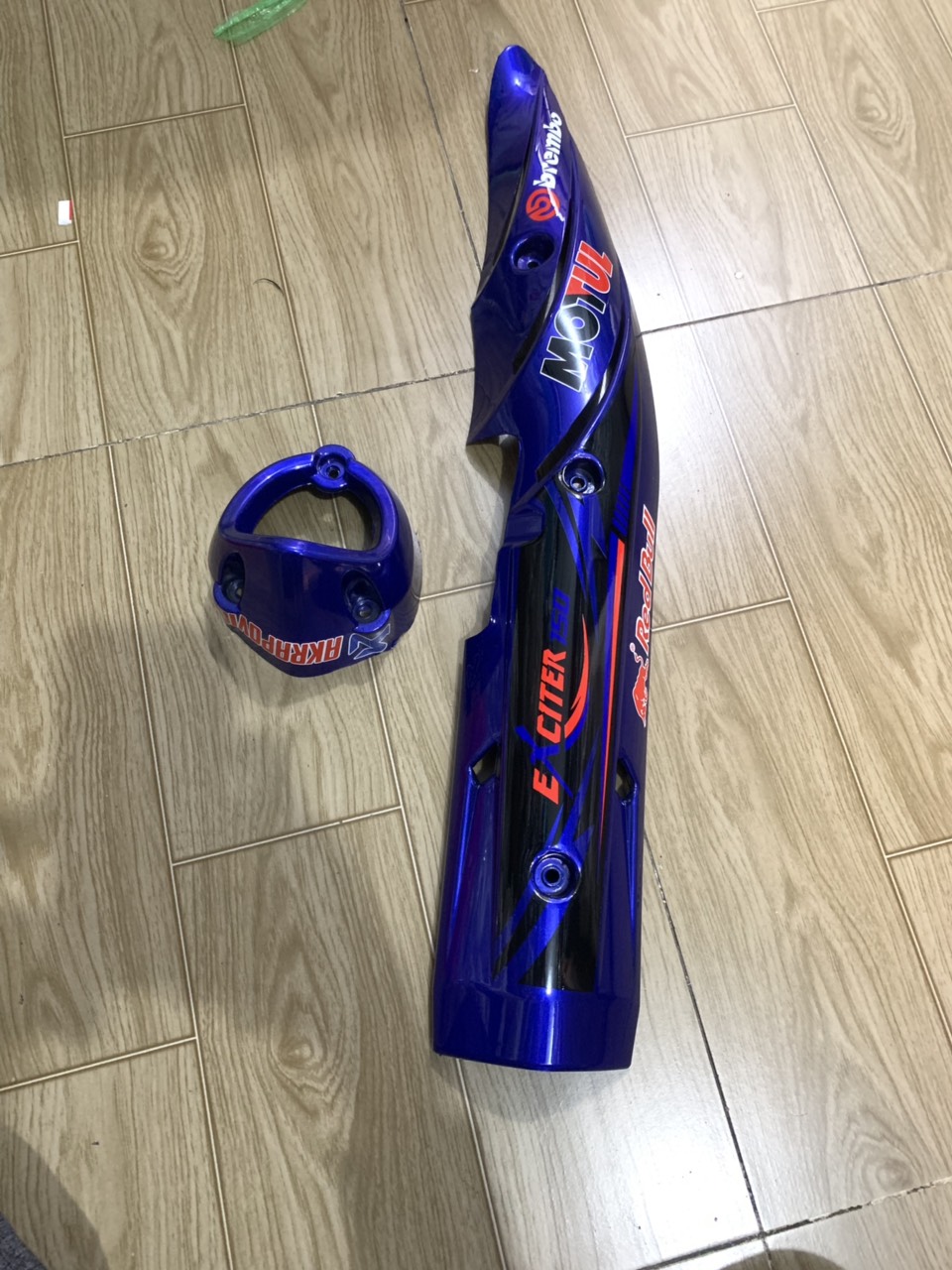 Ốp pô và chụp đích pô xe exciter 150 màu xanh tem đen mẫu xoắn
