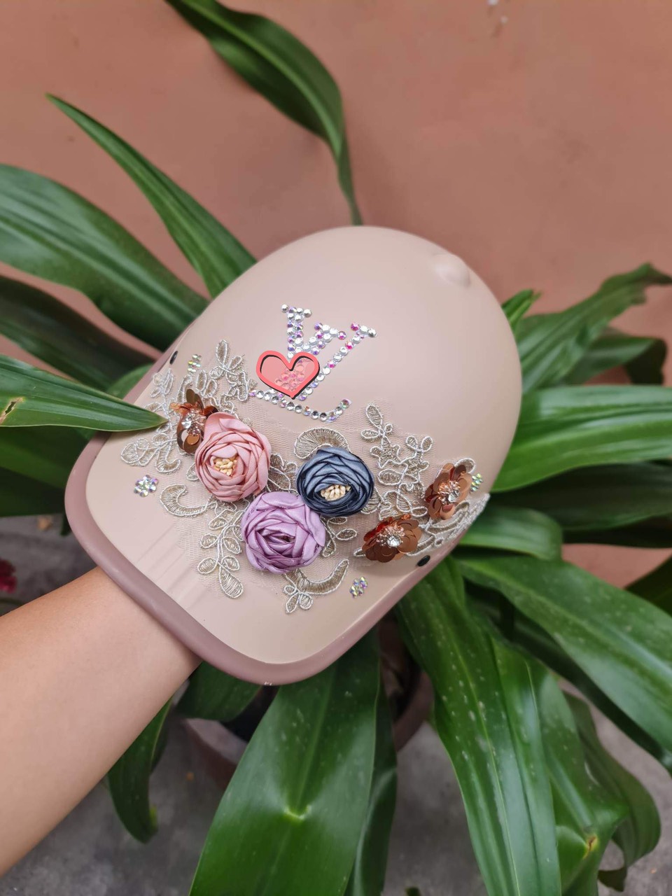 Nón đính đá / nón bảo hiểm đính đá dãy hoa hồng ren thương hiệu