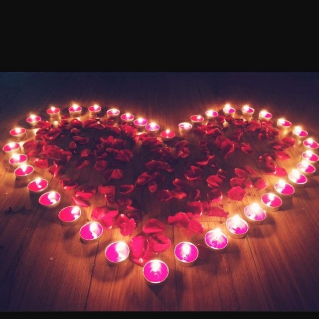 50 nến tealight đỏ trang trí + 100 cánh hoa hồng giả