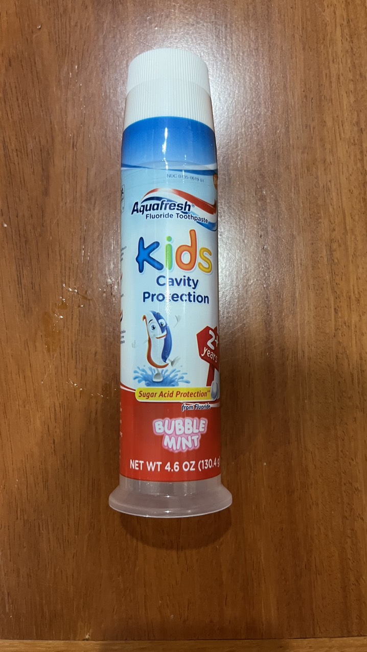 Date 12/2022 Kem đánh răng trẻ em 2+ Aquafresh Kids Pump Cavity Protection Fluoride Toothpaste for Cavity Protection Bubble Mint