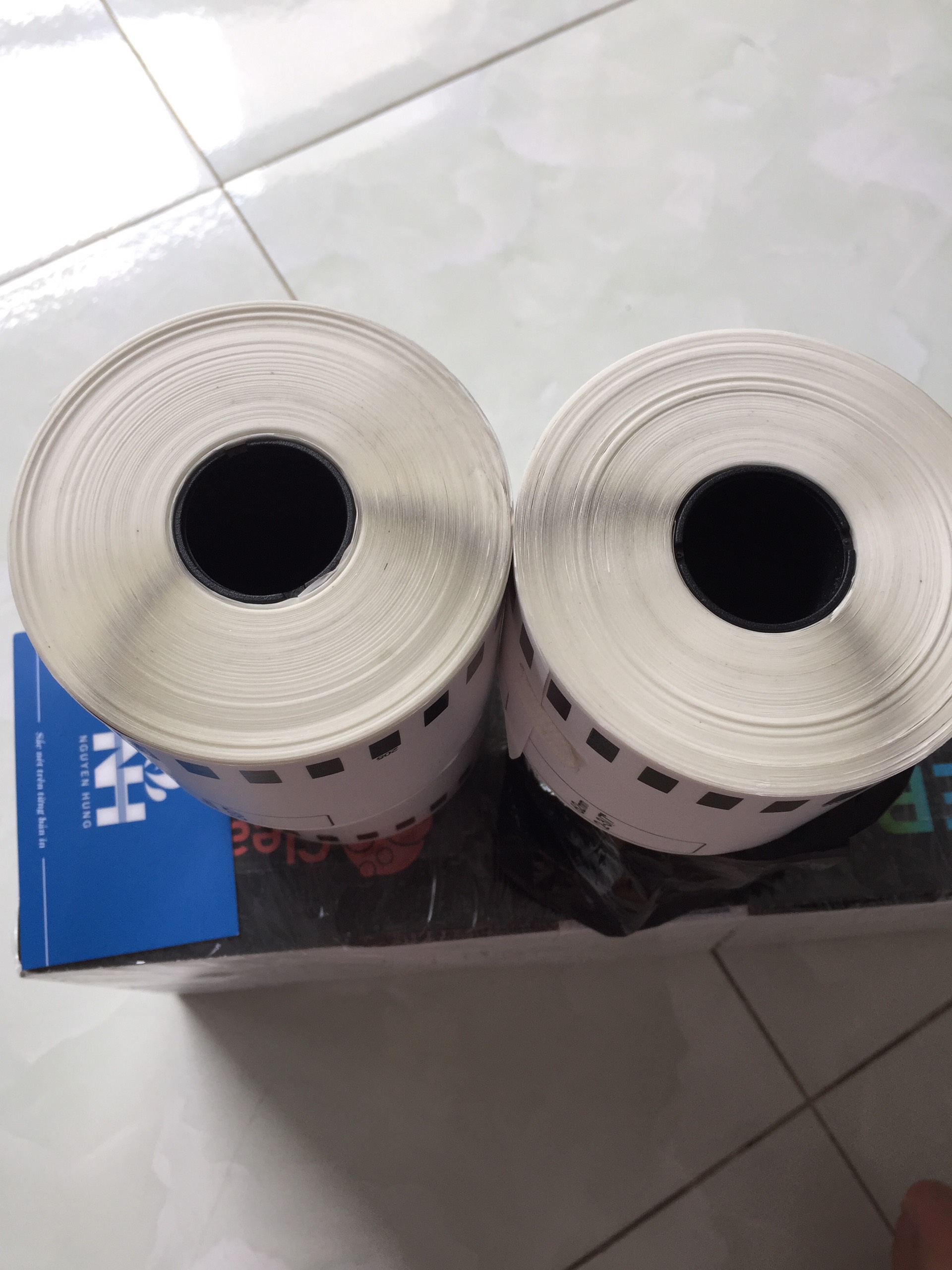 Cuộn giấy in nhãn brother dk-22205 rộng 62mm dài 30.48m chữ đen nền trắng. dùng cho máy in nhãn brother dòng ql: ql-500 550 560 570 580n 650td 700 710w 720nw 800 810w 820nw 1050 1060n 1100 1110nwb