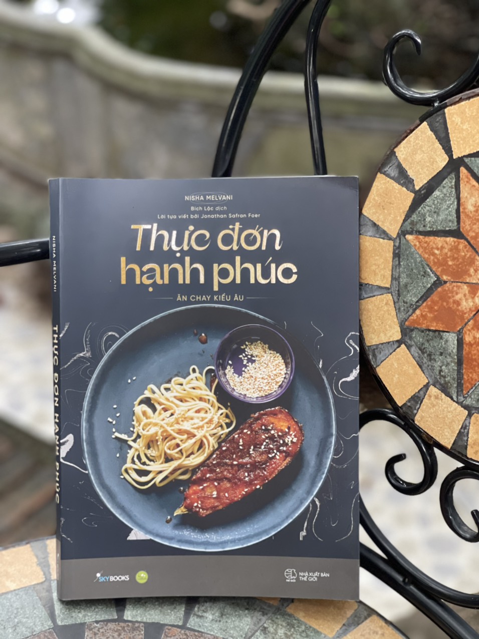 [Sách in màu] THỰC ĐƠN HẠNH PHÚC - ĂN CHAY KIỂU ÂU – Nisha Melvani – Bích Lộc dịch - Skybooks - NXB Thế Giới.